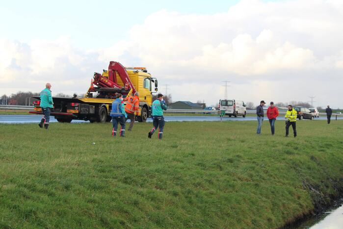 Auto belandt in sloot na ongeval op snelweg