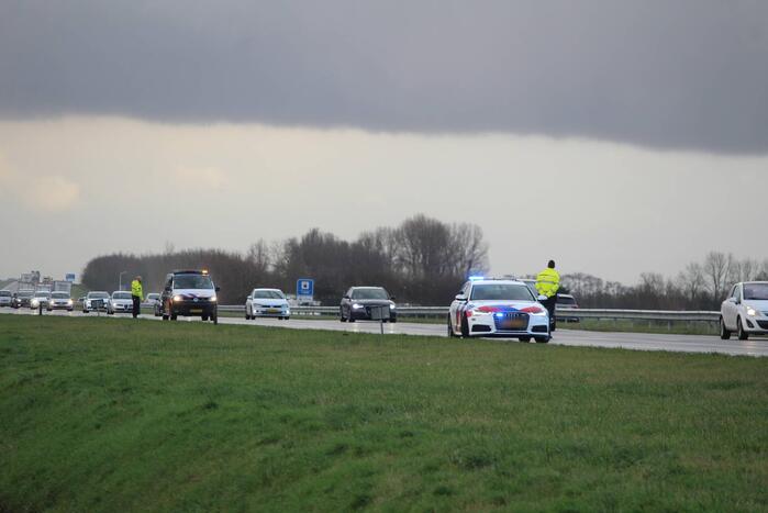 Auto belandt in sloot na ongeval op snelweg