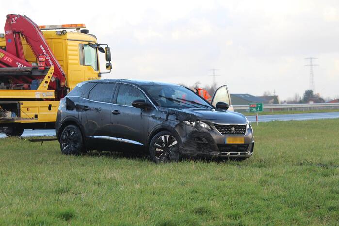 Auto belandt in sloot na ongeval op snelweg