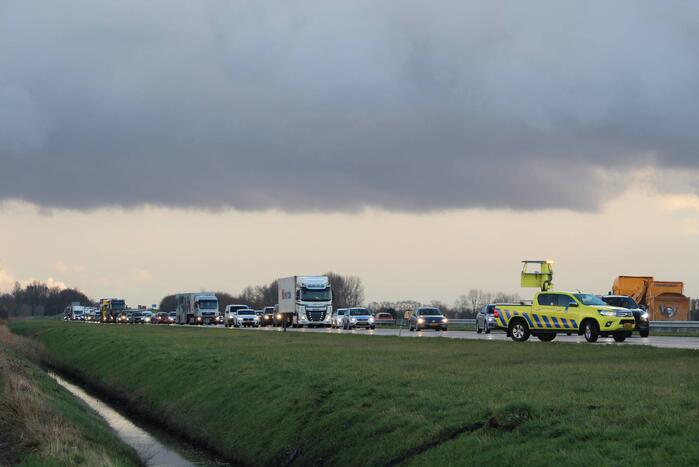 Auto belandt in sloot na ongeval op snelweg