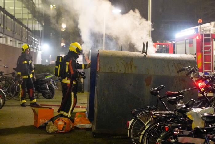 Veel rookontwikkeling door brandende container