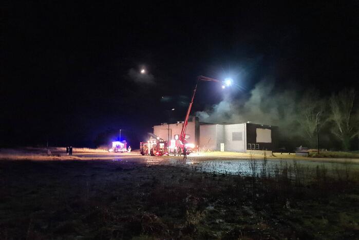 Veel rookontwikkeling bij brand in voormalige discotheek