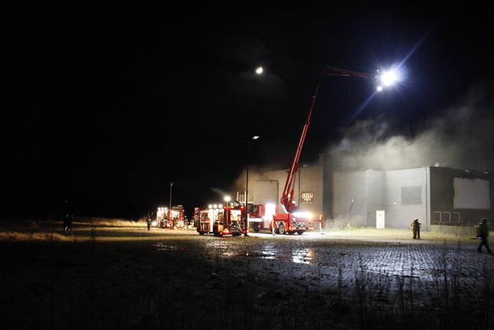 Veel rookontwikkeling bij brand in voormalige discotheek