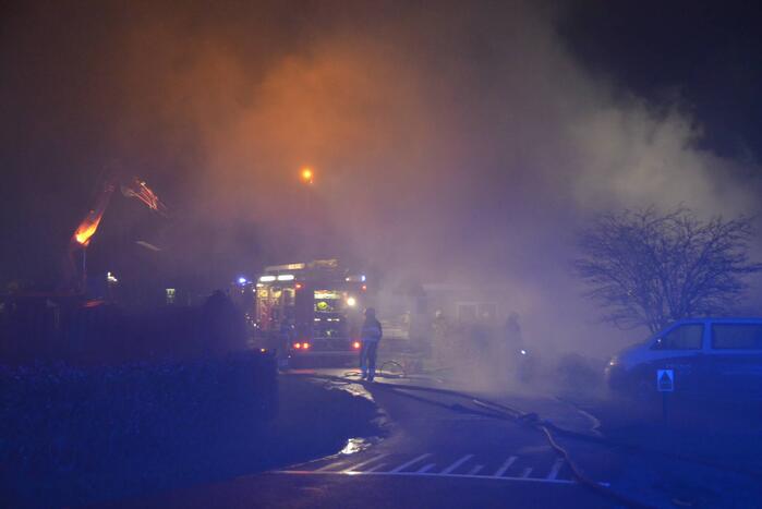 Veel rook bij uitslaande brand in loods