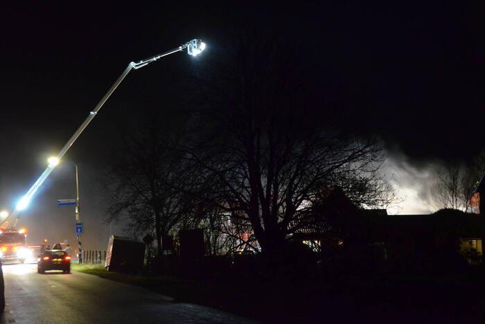 Veel rook bij uitslaande brand in loods