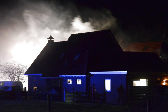 Veel rook bij uitslaande brand in loods