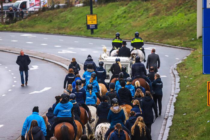 Uitvaartstoet voor 14-jarige Esmee