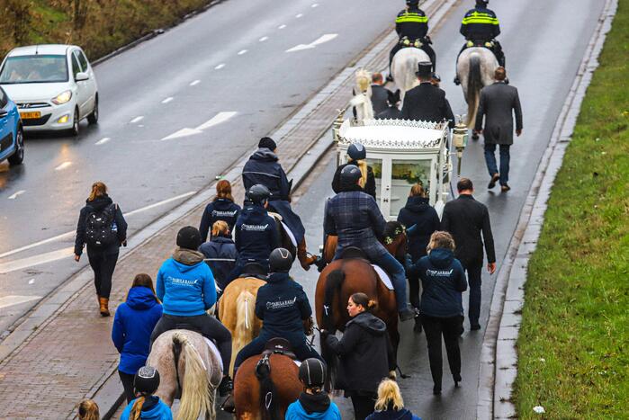 Uitvaartstoet voor 14-jarige Esmee