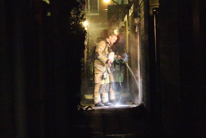 Schutting vliegt in brand door vuurkorf