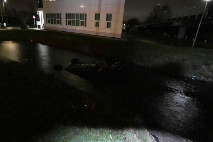 Personenauto belandt ondersteboven in sloot