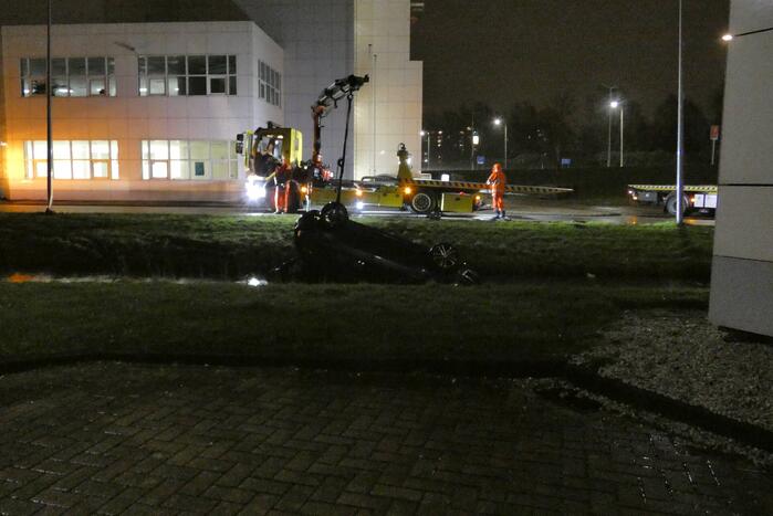 Personenauto belandt ondersteboven in sloot