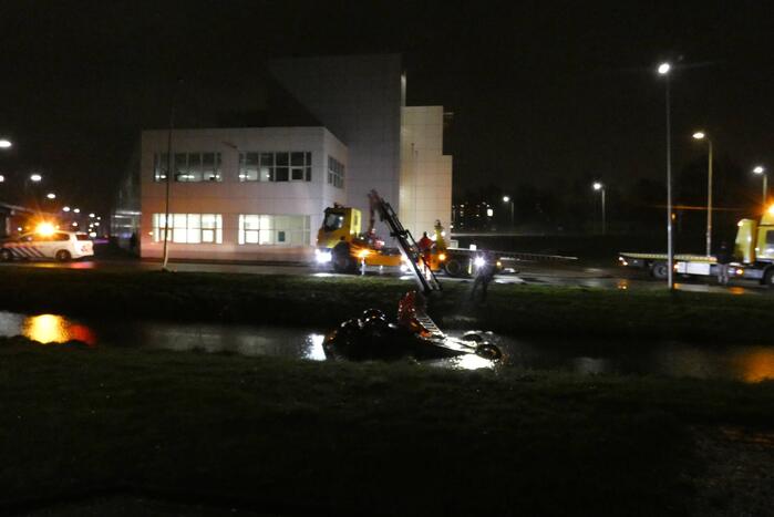 Personenauto belandt ondersteboven in sloot