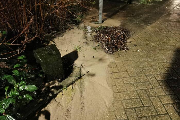 Waterlekkage zorgt voor sinkhole in straat