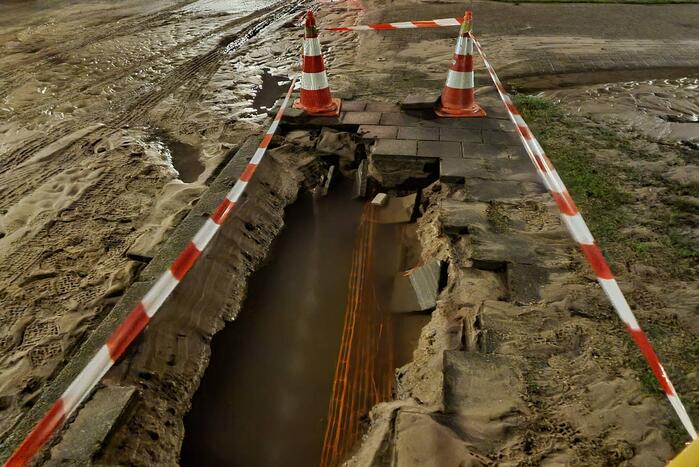 Wederom straat onderwater door gesprongen leiding