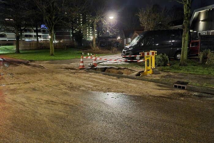 Wederom straat onderwater door gesprongen leiding
