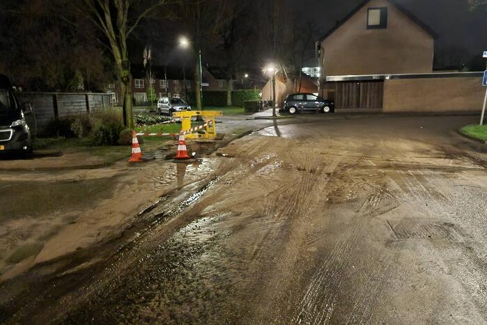 Wederom straat onderwater door gesprongen leiding