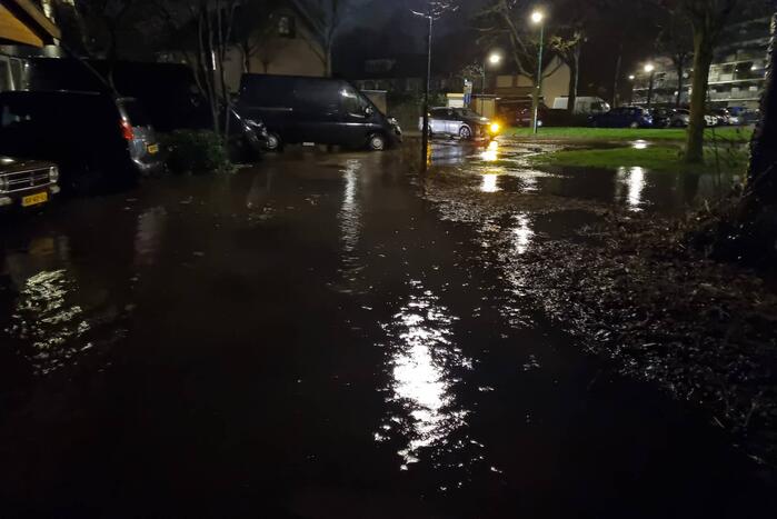Wederom straat onderwater door gesprongen leiding