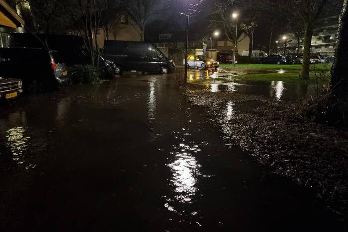 Wederom straat onderwater door gesprongen leiding