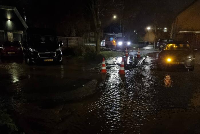 Wederom straat onderwater door gesprongen leiding