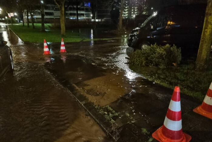 Wederom straat onderwater door gesprongen leiding