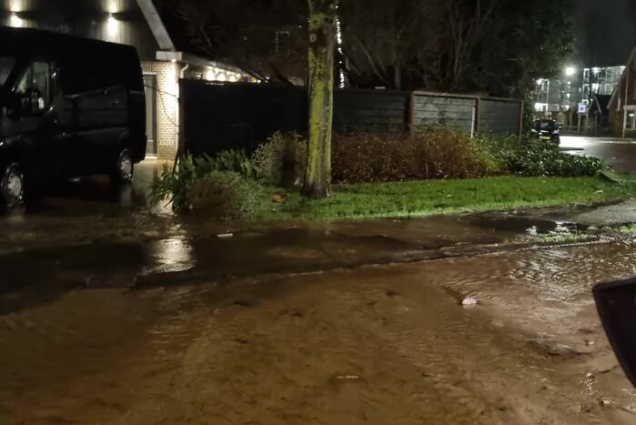 Wederom straat onderwater door gesprongen leiding