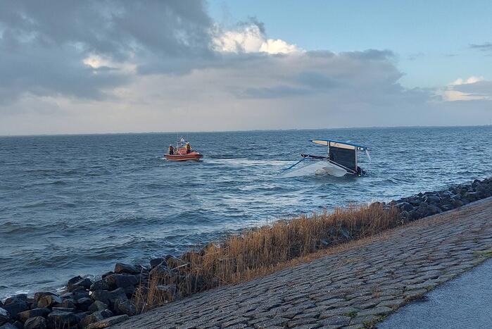 Opvarenden catamaran gered van dijk