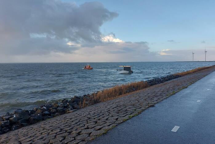 Opvarenden catamaran gered van dijk