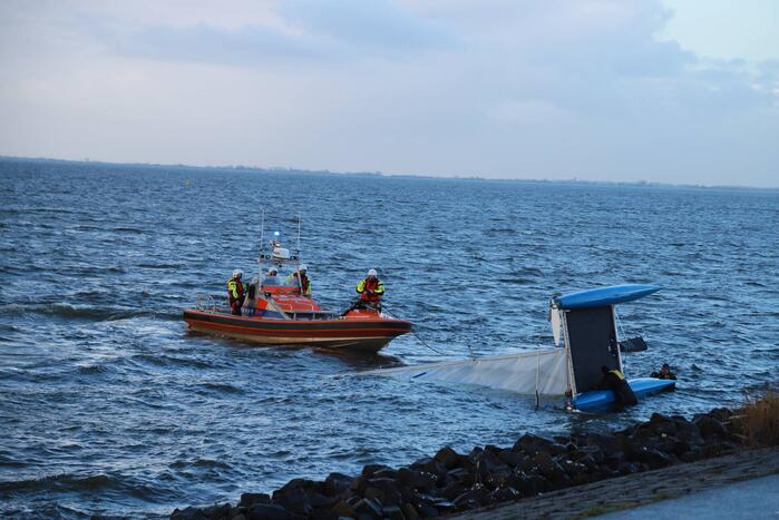 Opvarenden catamaran gered van dijk