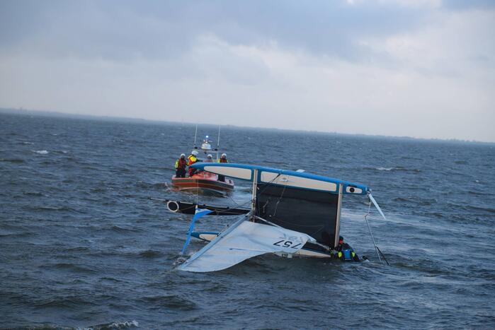 Opvarenden catamaran gered van dijk