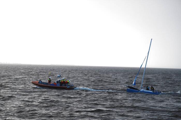 Opvarenden catamaran gered van dijk
