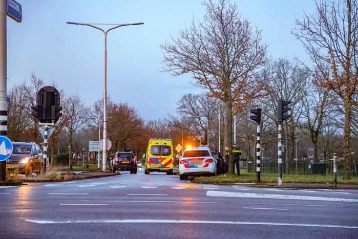 Bestuurster raakt van de weg en botst tegen boom