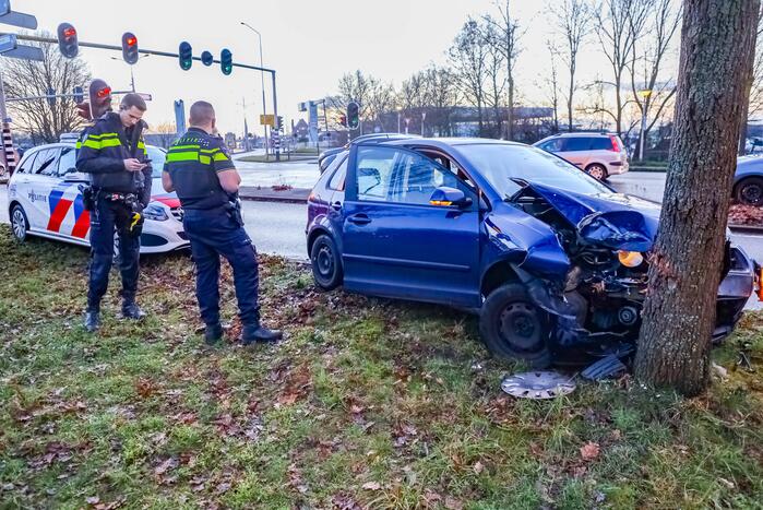 Bestuurster raakt van de weg en botst tegen boom