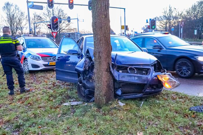 Bestuurster raakt van de weg en botst tegen boom