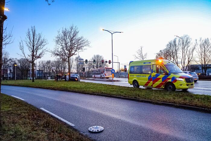 Bestuurster raakt van de weg en botst tegen boom