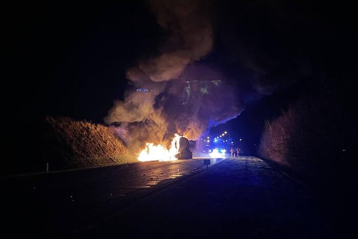 Tankwagen in brand na ernstig ongeval