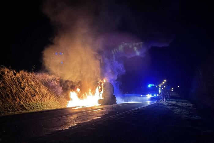 Tankwagen in brand na ernstig ongeval