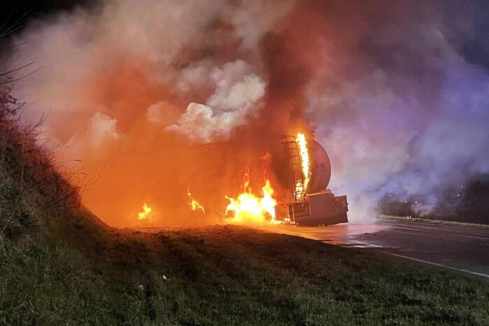 Tankwagen in brand na ernstig ongeval