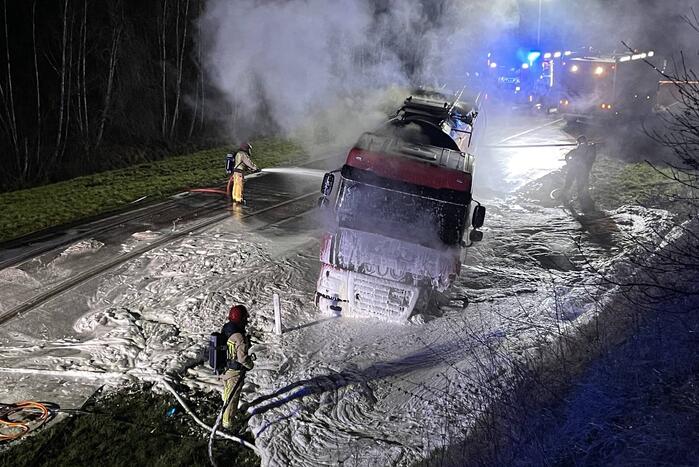 Tankwagen in brand na ernstig ongeval