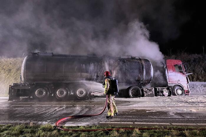 Tankwagen in brand na ernstig ongeval