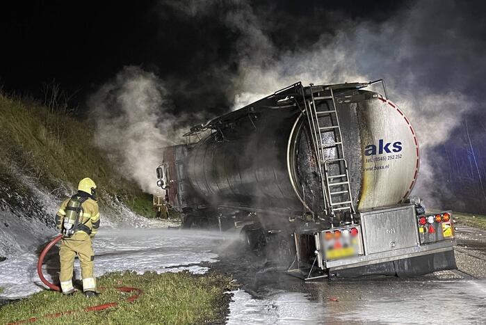 Tankwagen in brand na ernstig ongeval