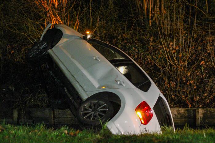 Auto raakt bijna te water