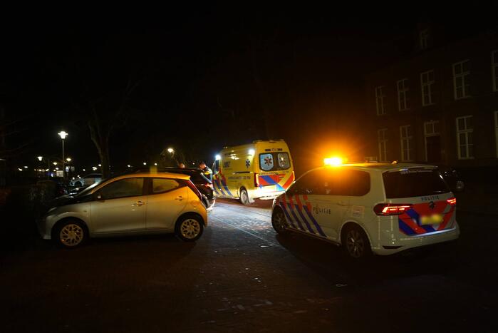 Automobilist ziet scooterrijder over het hoofd tijdens parkeren