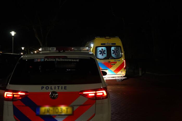 Automobilist ziet scooterrijder over het hoofd tijdens parkeren