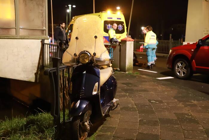 Persoon met scooter onderuit door gladheid