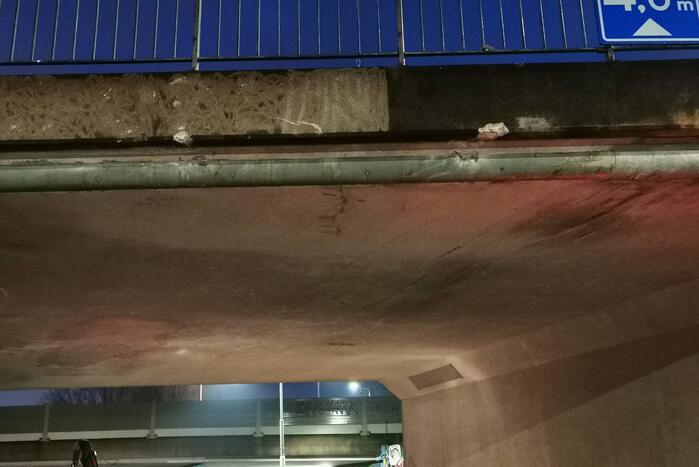 Container vrachtwagen ramt brug