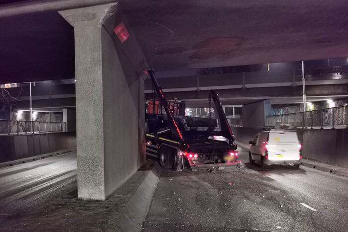Container vrachtwagen ramt brug