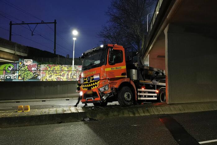 Container vrachtwagen ramt brug