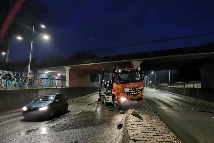 Container vrachtwagen ramt brug