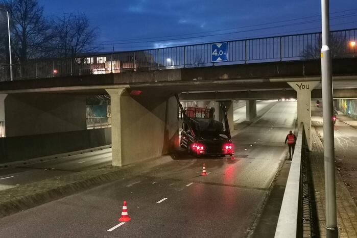 Container vrachtwagen ramt brug