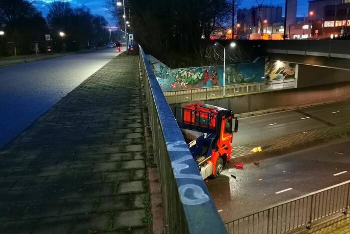 Container vrachtwagen ramt brug